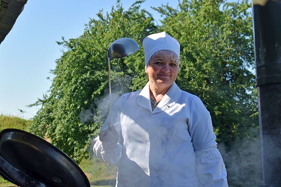 Жінка готує їжу нашим захисникам