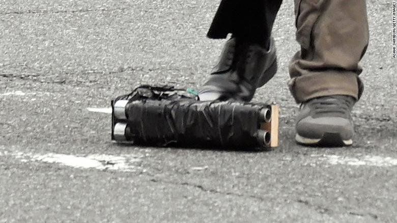 Колишній прем'єр-міністр Японії помер після того, як на нього скоїли замах 2