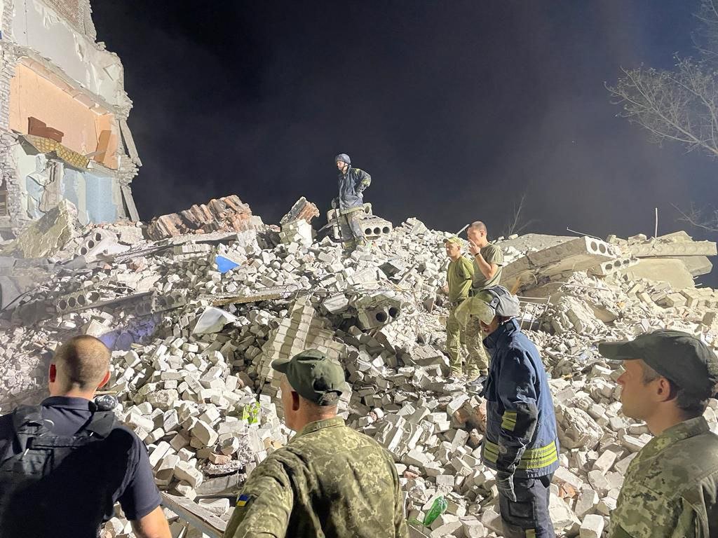 Росіяни обстріляли п’ятиповерхівку на Донеччині: під завалами десятки людей 4