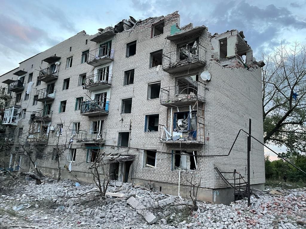 Росіяни обстріляли п’ятиповерхівку на Донеччині: під завалами десятки людей 3