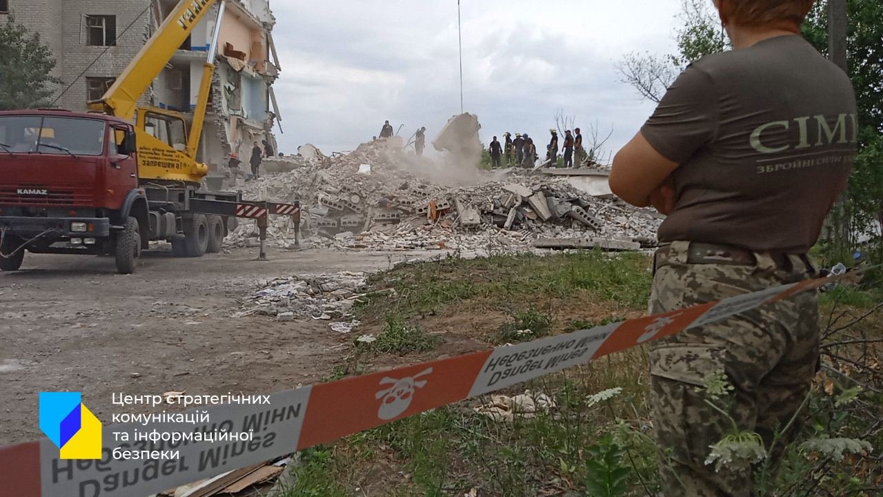 Росіяни обстріляли п’ятиповерхівку на Донеччині: під завалами десятки людей 1