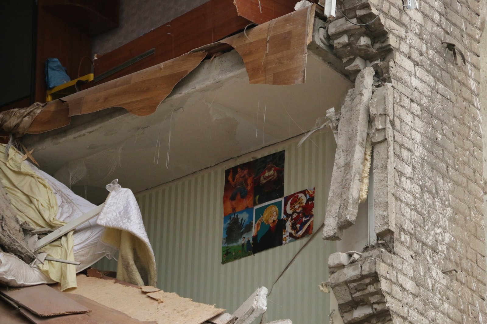 У Харкові ракета окупантів влучила у шестиповерхівку: з-під завалів врятували жінку 8