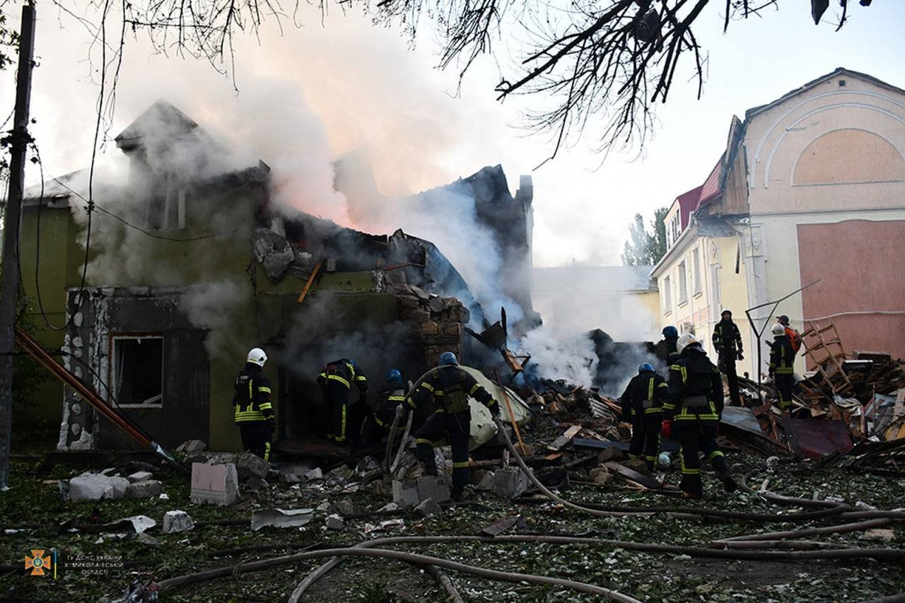 Войска рф обстреляли Николаев, попали в две больницы и жилые дома: ранено 12  человек