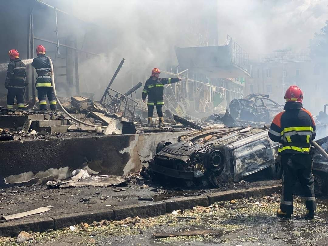 Понад 90 постраждалих і 20 загиблих. Всі подробиці ракетної атаки по Вінниці, фото та відео з місця подій 12