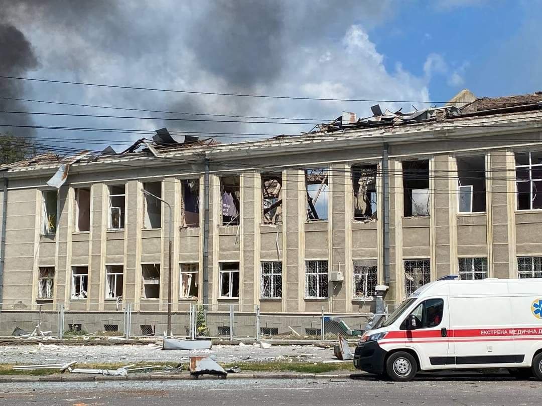 Понад 90 постраждалих і 20 загиблих. Всі подробиці ракетної атаки по Вінниці, фото та відео з місця подій 8