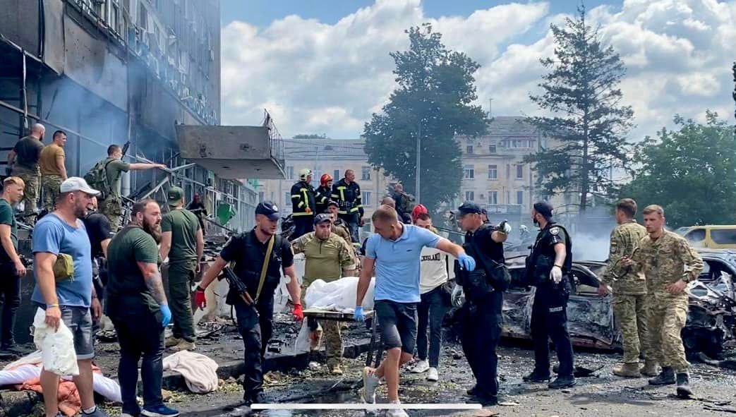 Понад 90 постраждалих і 20 загиблих. Всі подробиці ракетної атаки по Вінниці, фото та відео з місця подій 3
