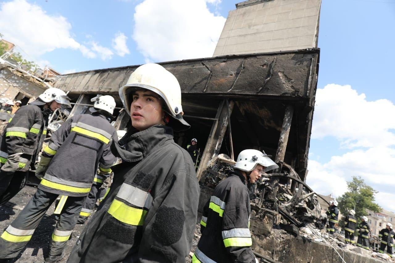 Понад 90 постраждалих і 20 загиблих. Всі подробиці ракетної атаки по Вінниці, фото та відео з місця подій 17