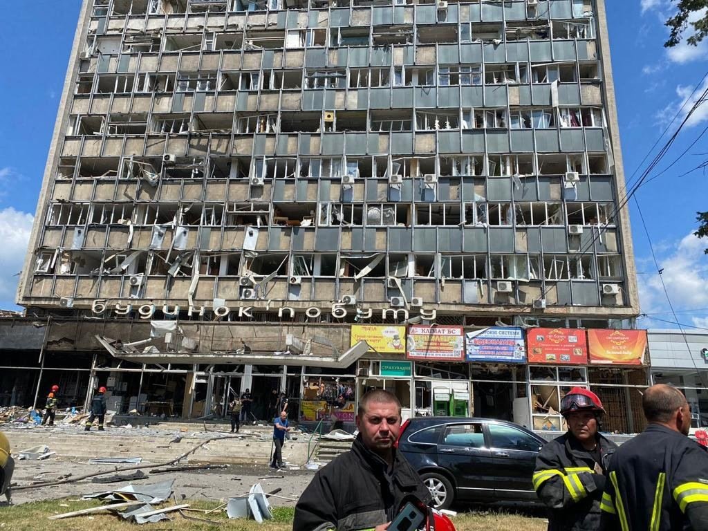 Понад 90 постраждалих і 20 загиблих. Всі подробиці ракетної атаки по Вінниці, фото та відео з місця подій 25