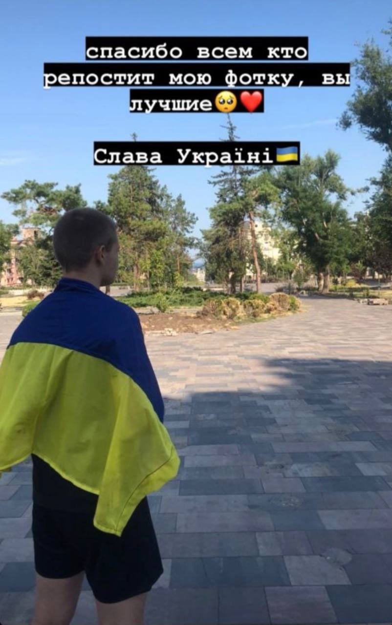 Окупований, та не підкорений: у Маріуполі юнак вийшов на площу розбомбленого Драмтеатру з прапором України 1