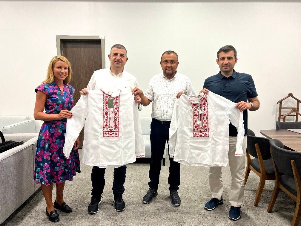 Безпілотник Bayraktar вишили на сорочках: їх подарували розробникам 1