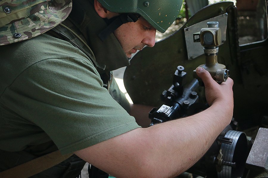 Українські військові пройшли навчання на гарматах Д-44: що це за зброя та де її вже застосовують 1