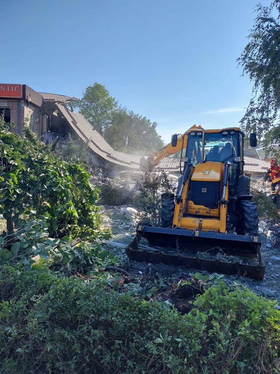 У Бахмуті через обстріли зруйновано двоповерховий готель: під завалами залишаються люди, є жертви 2