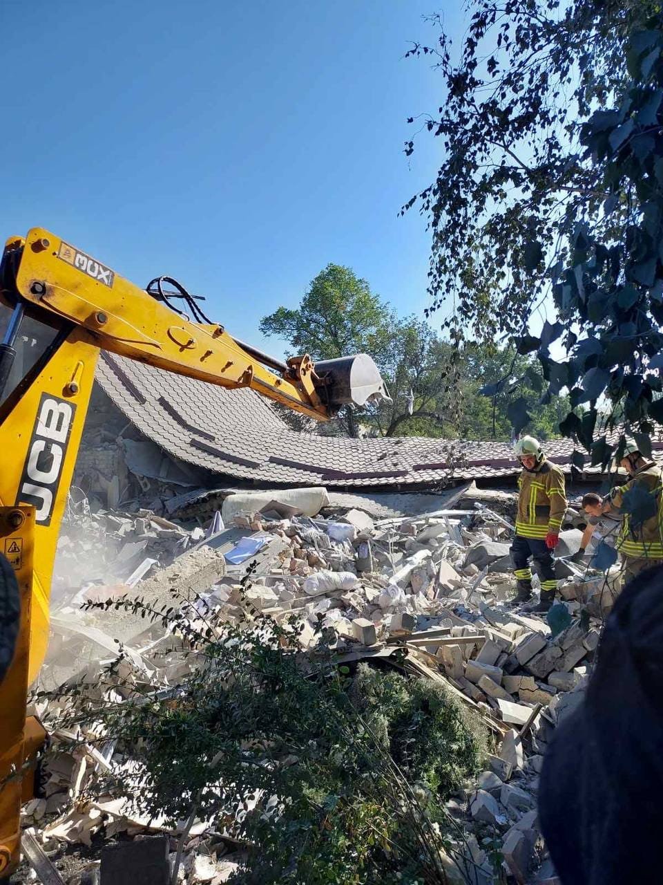 У Бахмуті через обстріли зруйновано двоповерховий готель: під завалами залишаються люди, є жертви 3