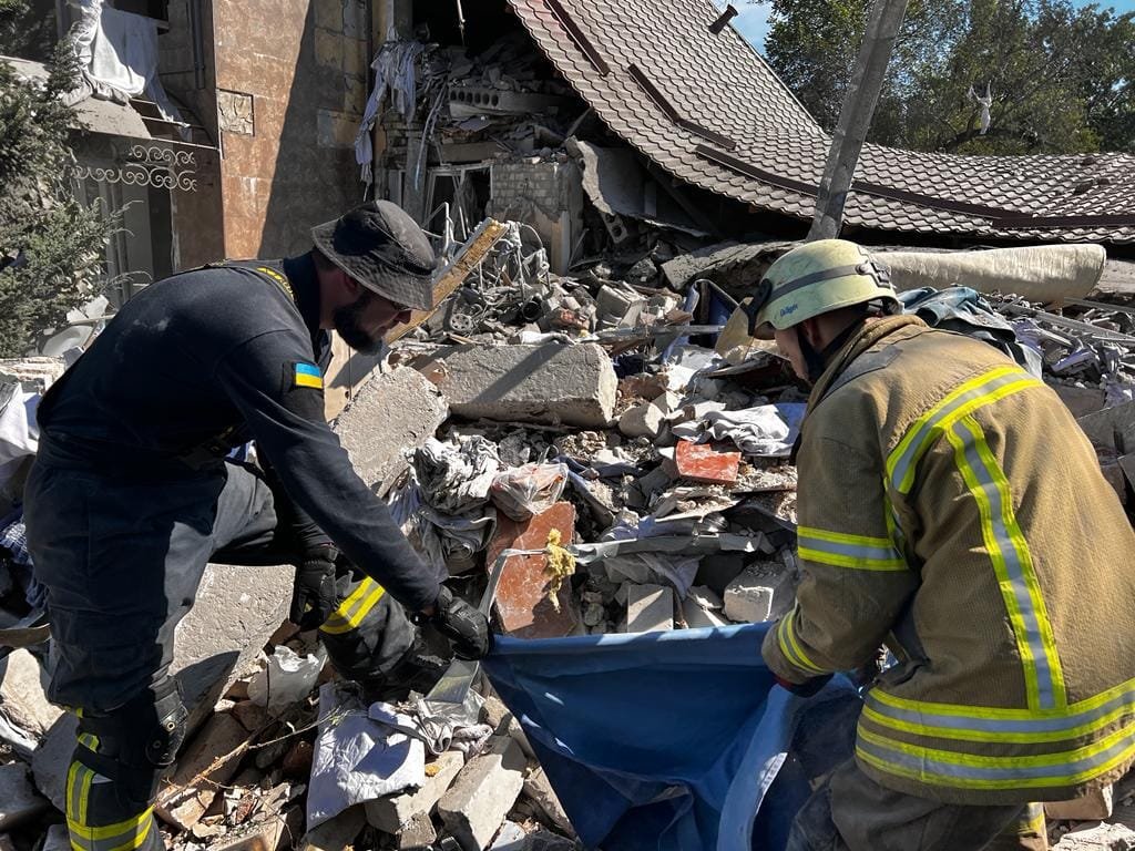 У Бахмуті через обстріли зруйновано двоповерховий готель: під завалами залишаються люди, є жертви 4