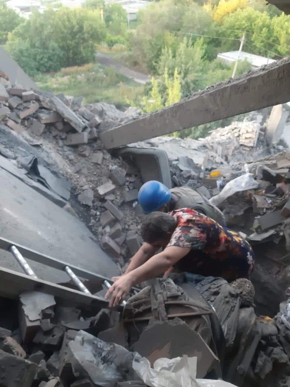 Рашисты ударили по жилому дому в Торецке Донецкой области: из-под завалов достали тела двух человек 1