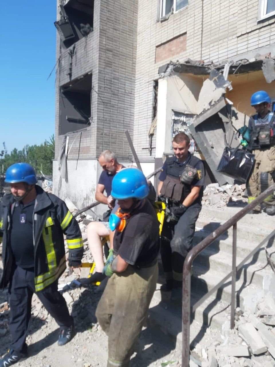 Рашисты ударили по жилому дому в Торецке Донецкой области: из-под завалов достали тела двух человек 4