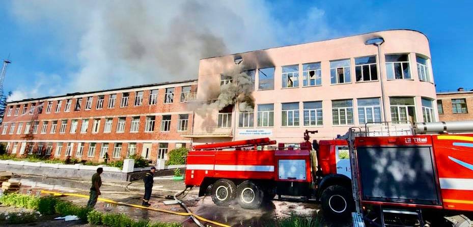 Рашисты выпустили 3 ракеты «С-300» по училищу в Харькове: разрушено здание Центрального корпуса 2