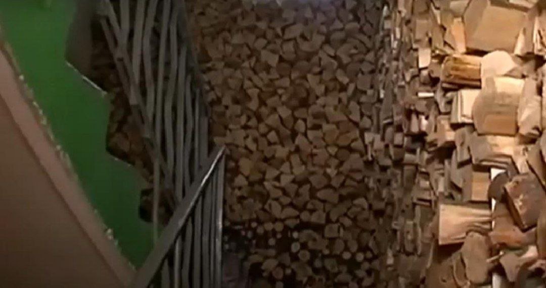 Люди складали дрова прямо у під’їзді