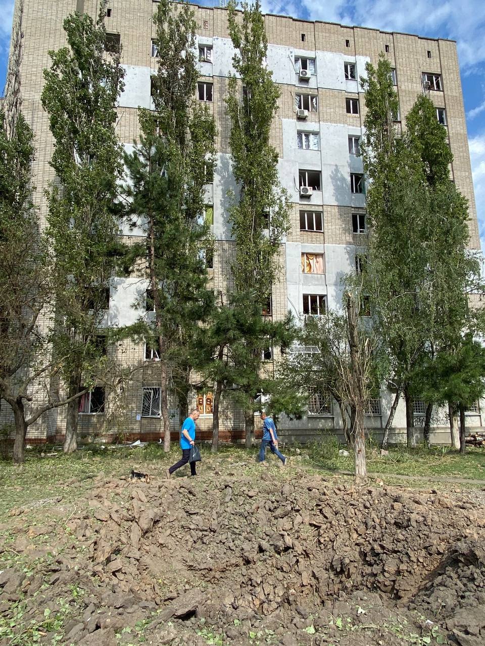 Яма на місці влучання ракети