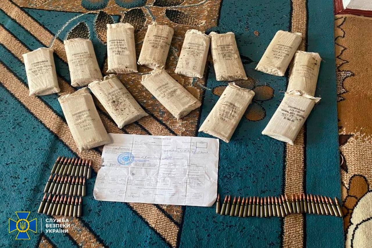 Знайдені речі та документи під час обшуків