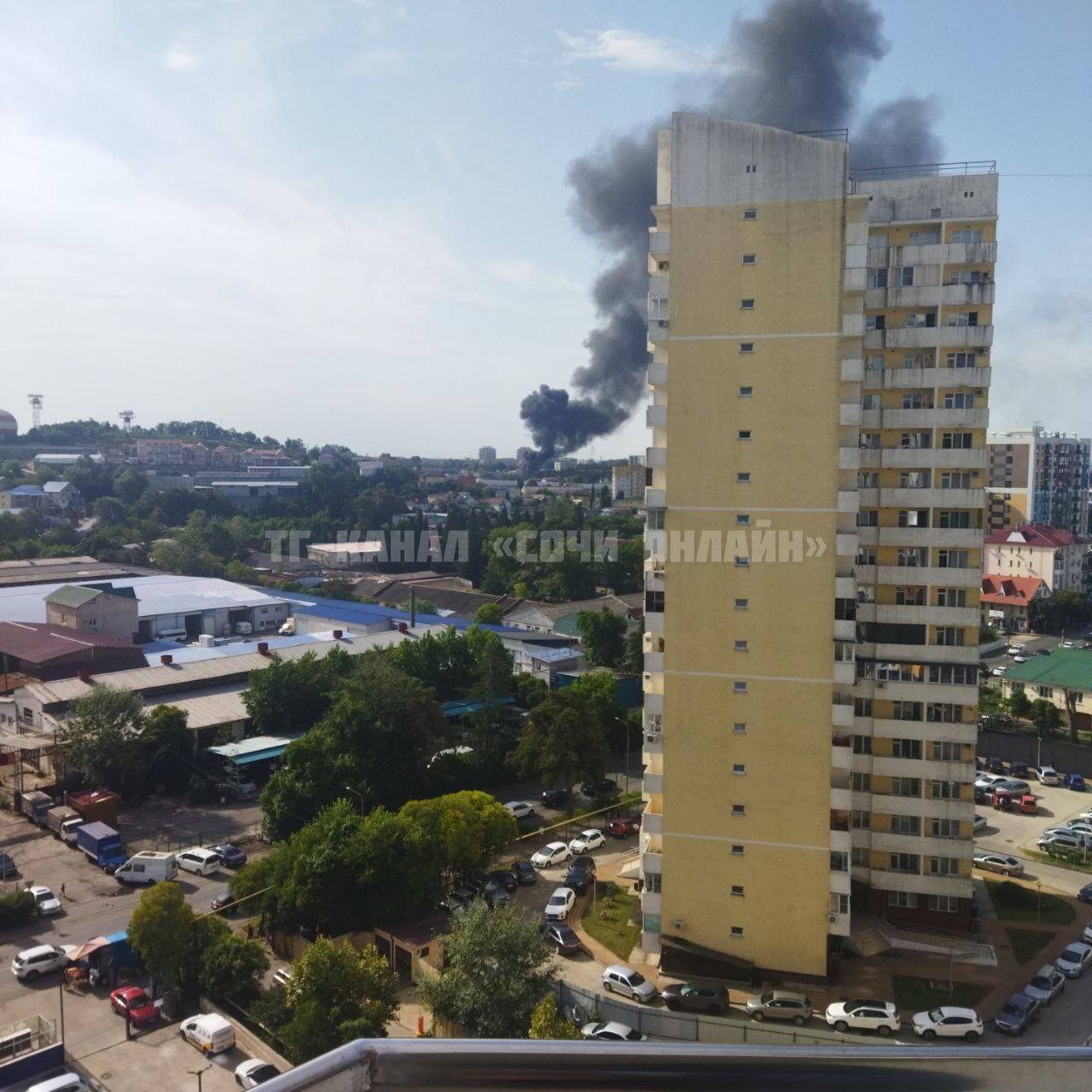 У російському Сочі спалахнула потужна пожежа біля аеропорту: що відомо 1