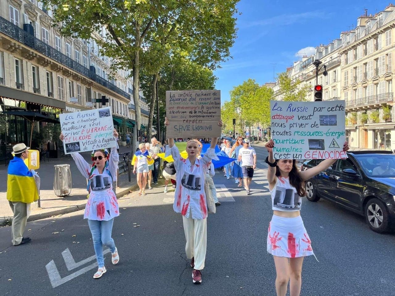 Акція на підтримку України в Парижі. Джерело - Центр стратегічних комунікацій