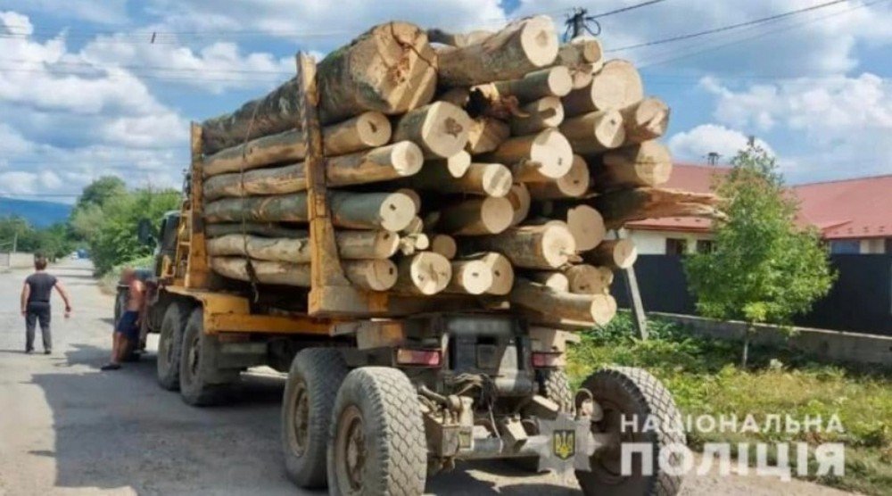 В Сваляві правоохоронці затримали вантажівку з деревиною В Сваляві правоохоронці затримали вантажівку з деревиною