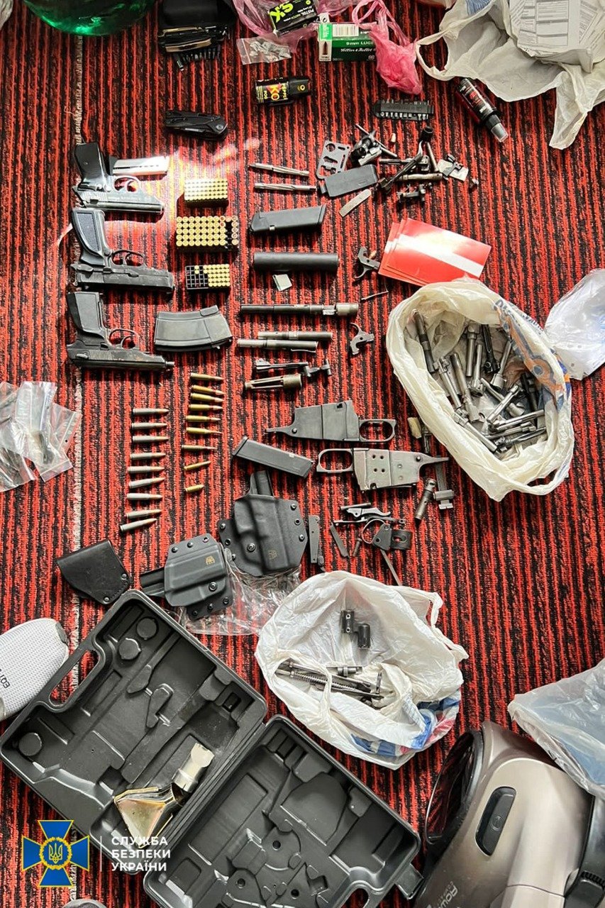 Зброя, знайдена під час обшуку. Джерело - СБУ