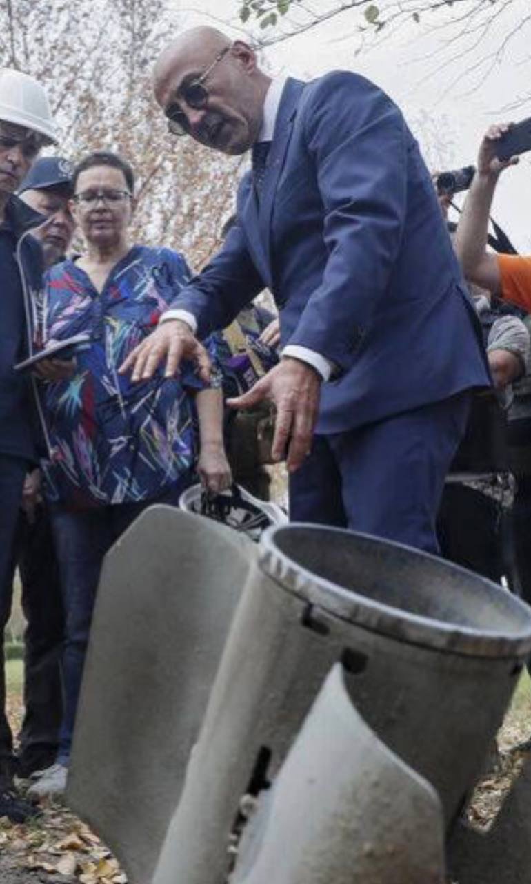 Ренат Карчаа показує снаряд на ЗАЕС. Джерело - Енергоатом