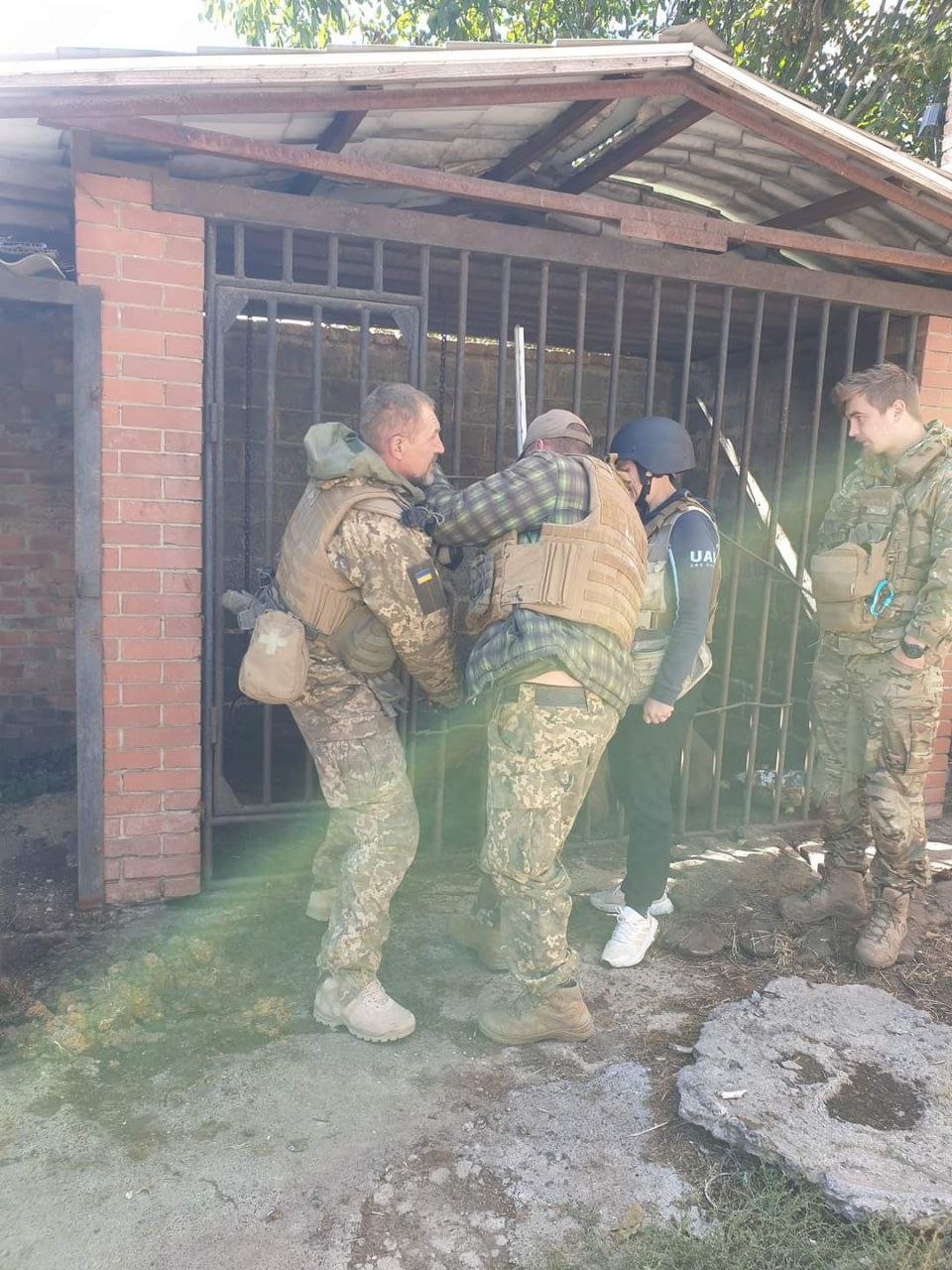 Військові зламали замок клітки