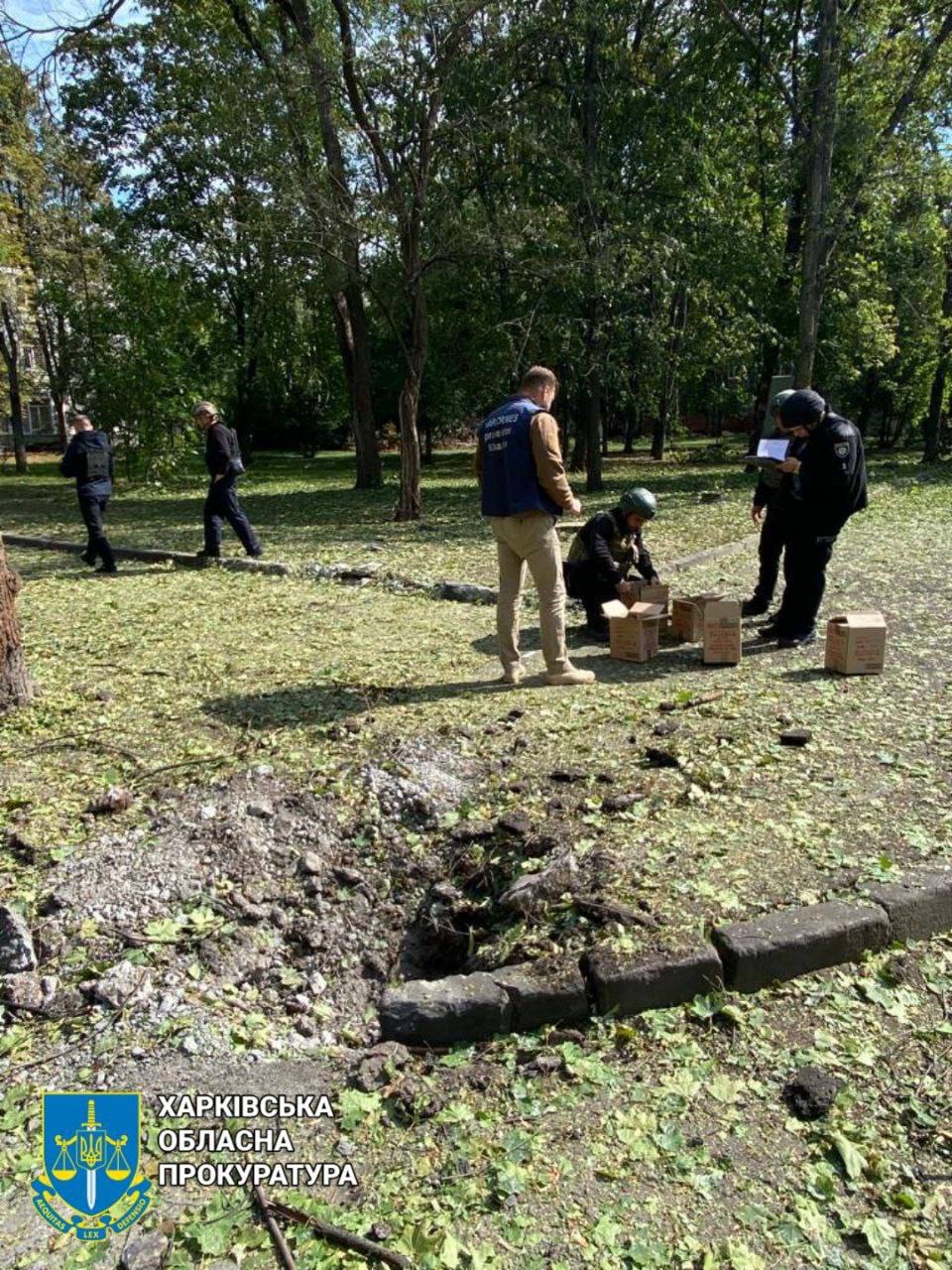 Спеціалісти оглядають місце подій