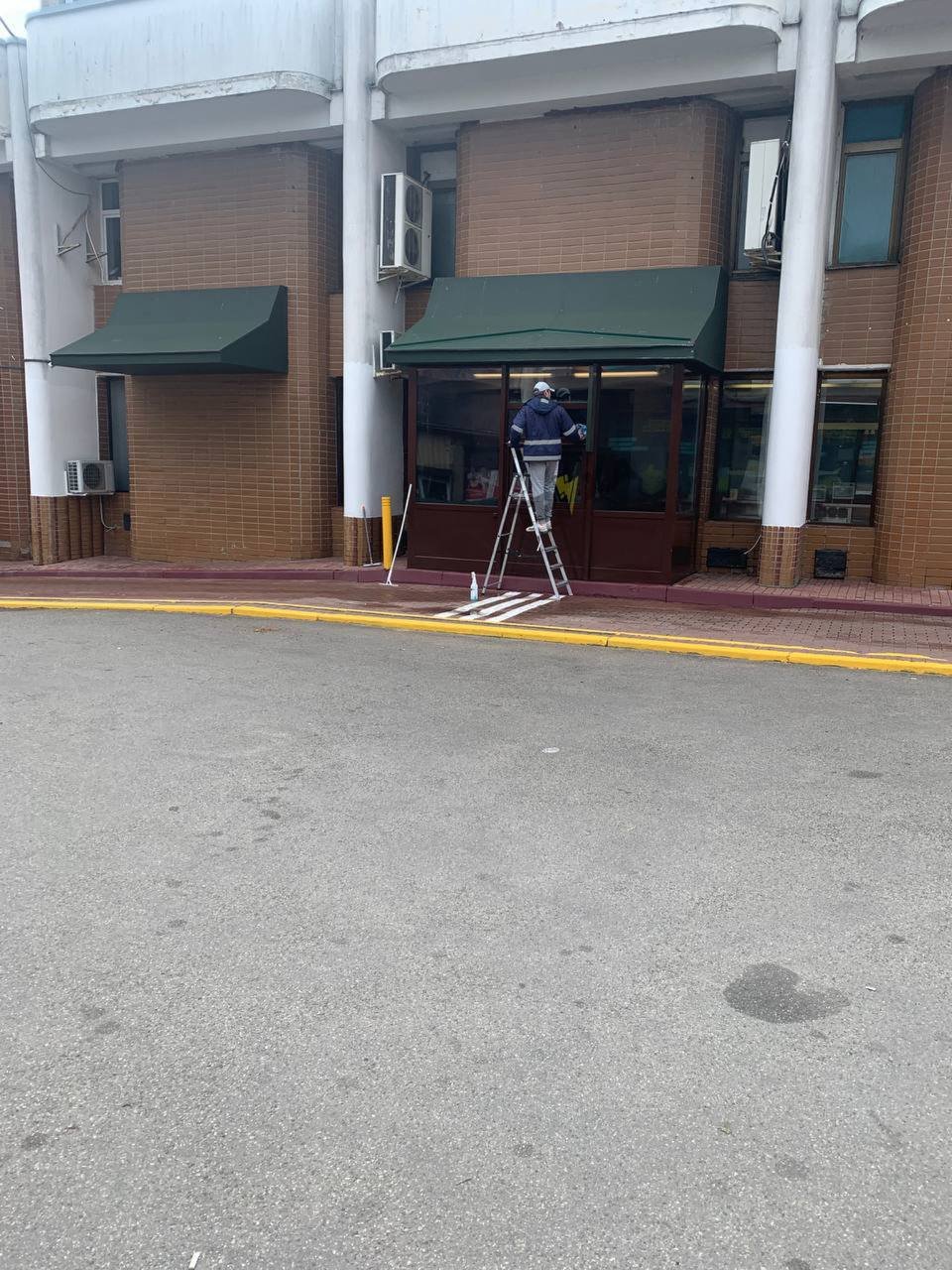 В київському McDonald's на Троєщині прибирають