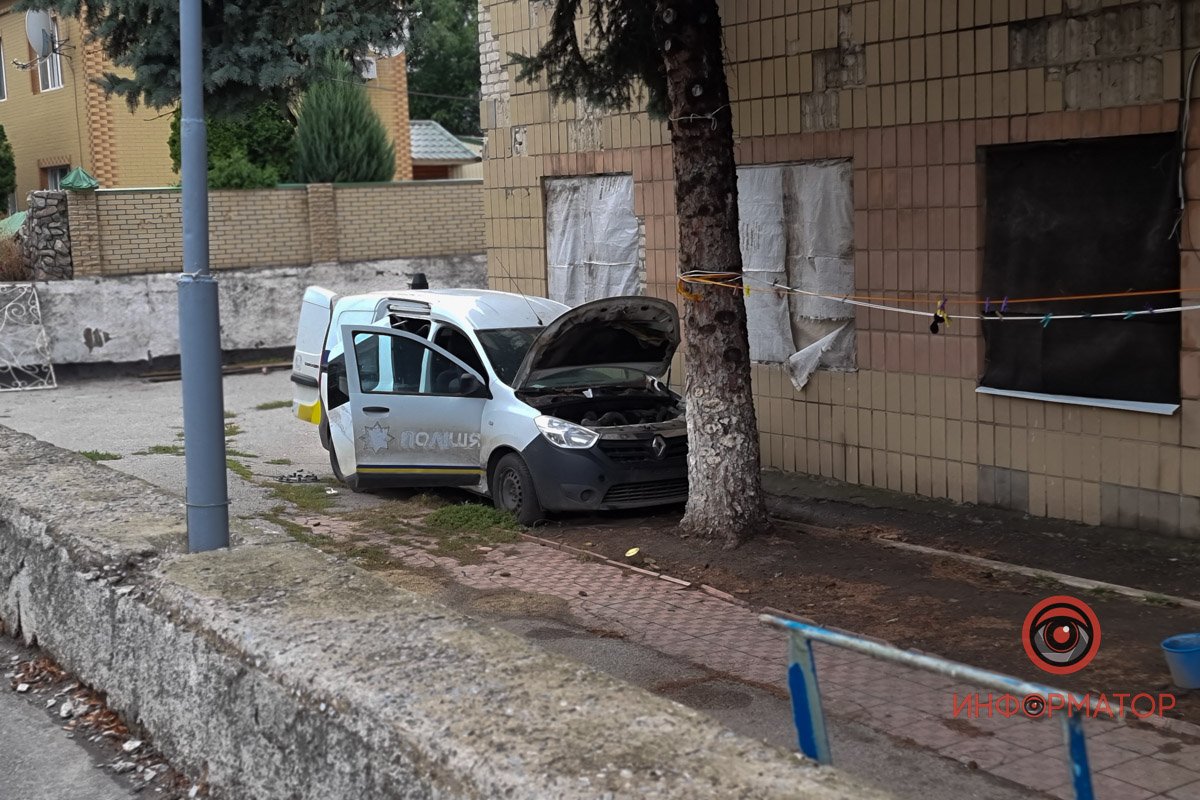Покинута поліцейська машина в місті