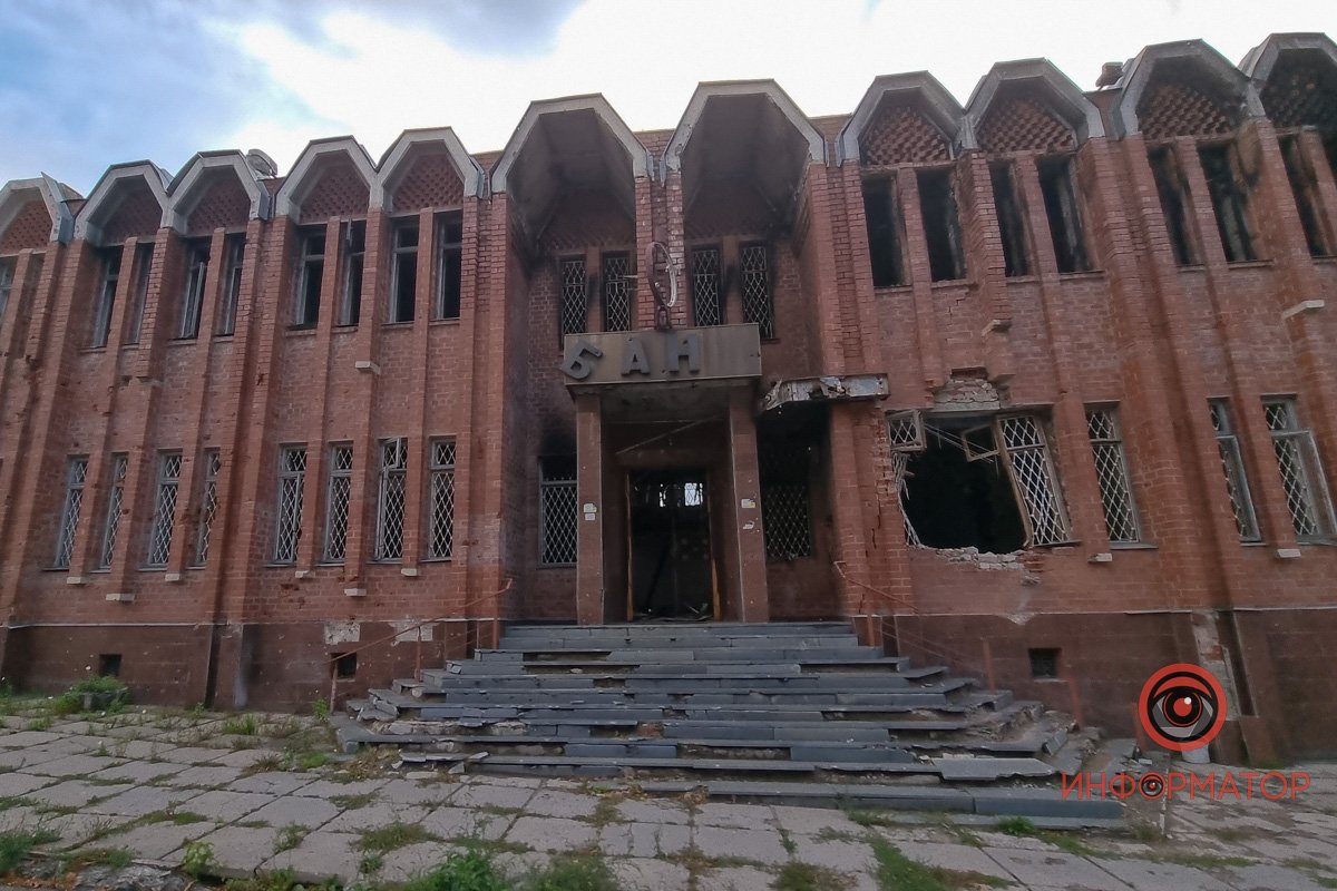 Пошкоджена будівля банку
