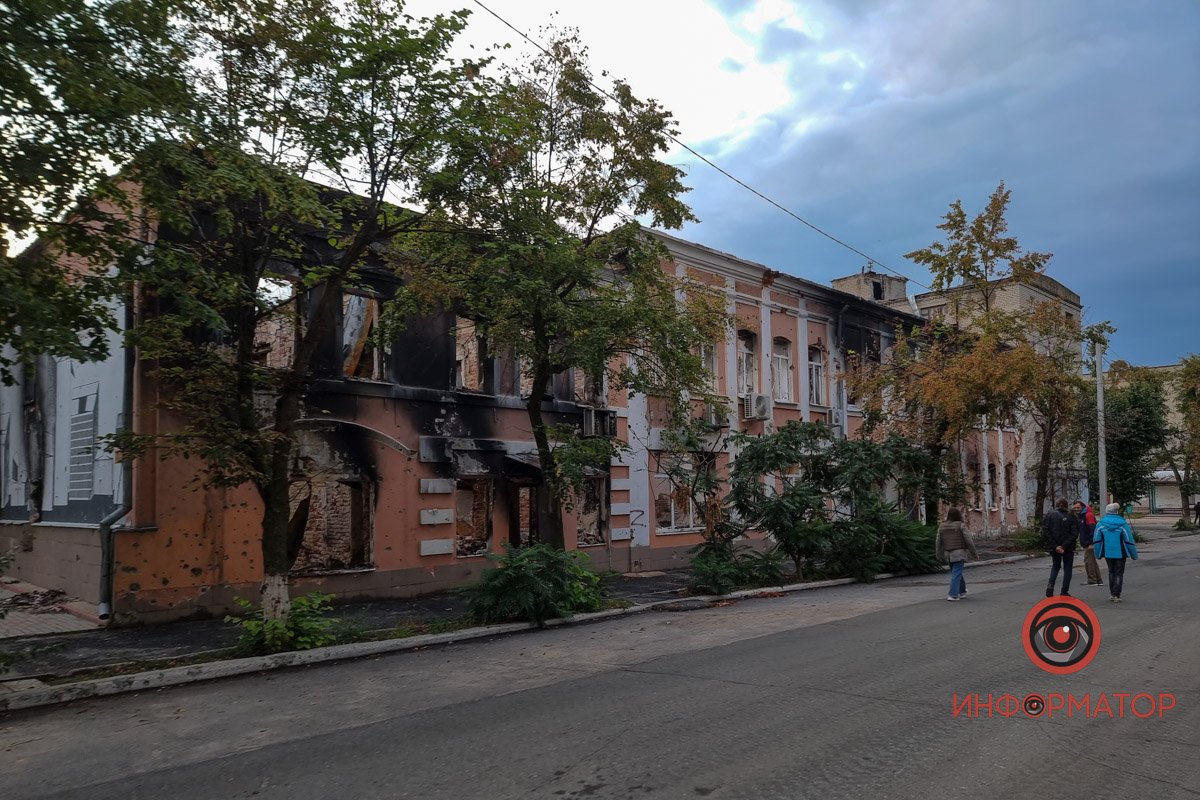 Місцеві жителі гуляють звільненим містом