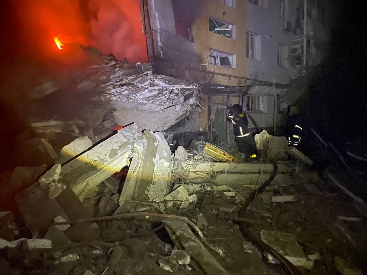 Рятувальники намагаються загасити полум'я на місці влучання