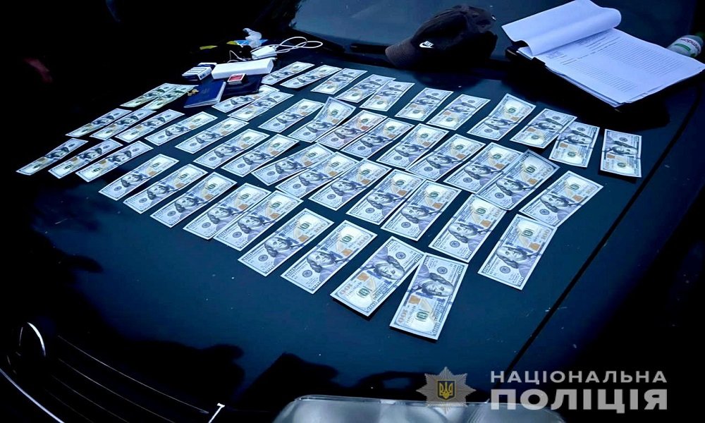 Житель Закарпаття вивозив за гроші чоловіків за кордон 2