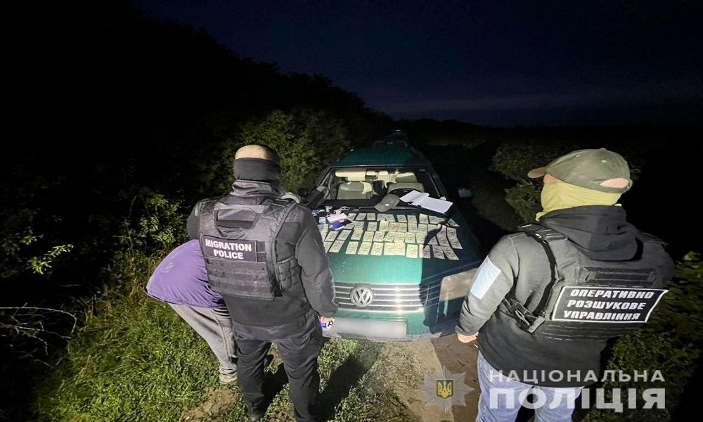Житель Закарпаття вивозив за гроші чоловіків за кордон 1