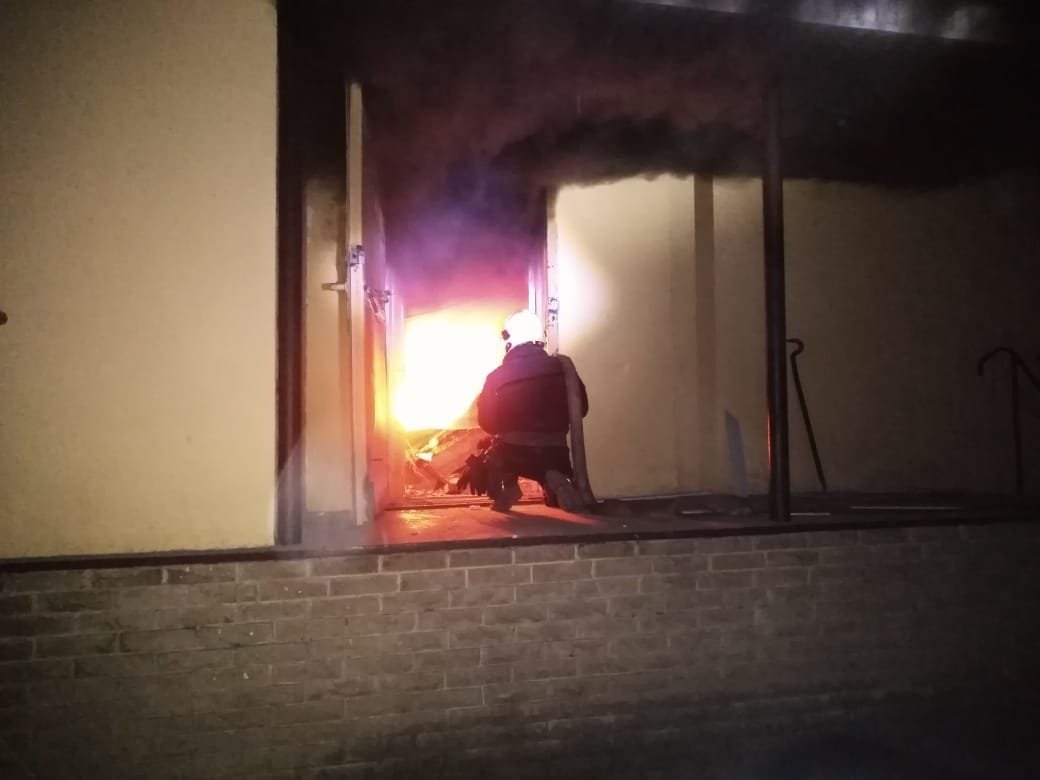 Рятувальники намагаються загасити полум'я на місці влучання