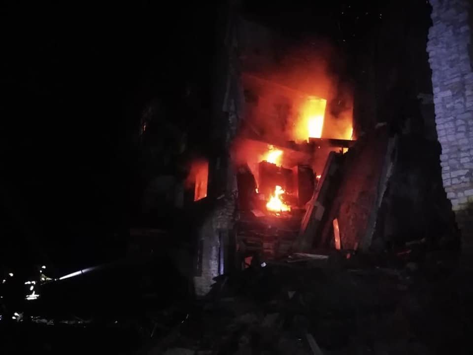 Авіаудар спричинив пожежу в житловому будинку 