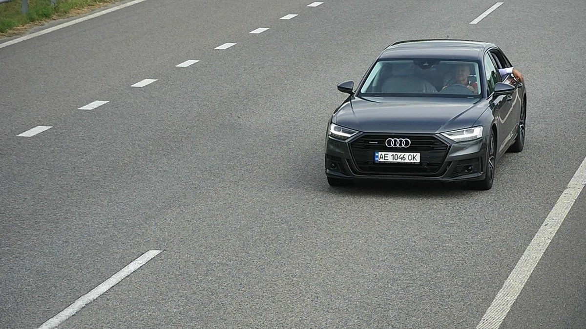 За кермом людина в червоному За кермом людина в червоному