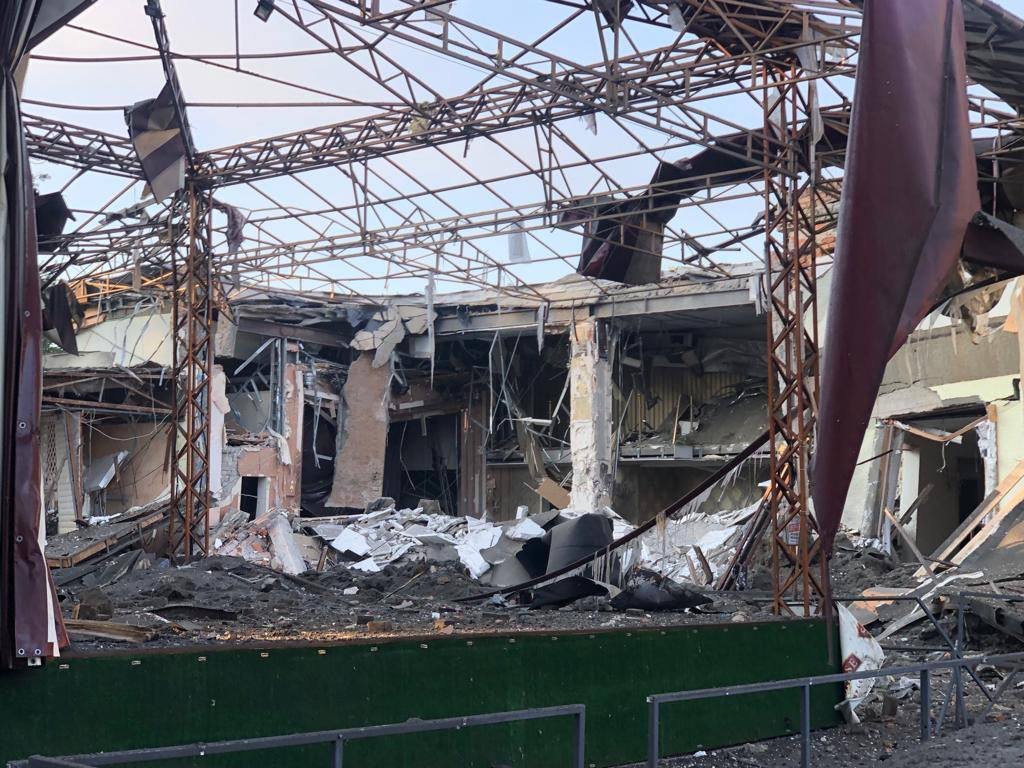 Під завалами знаходяться люди