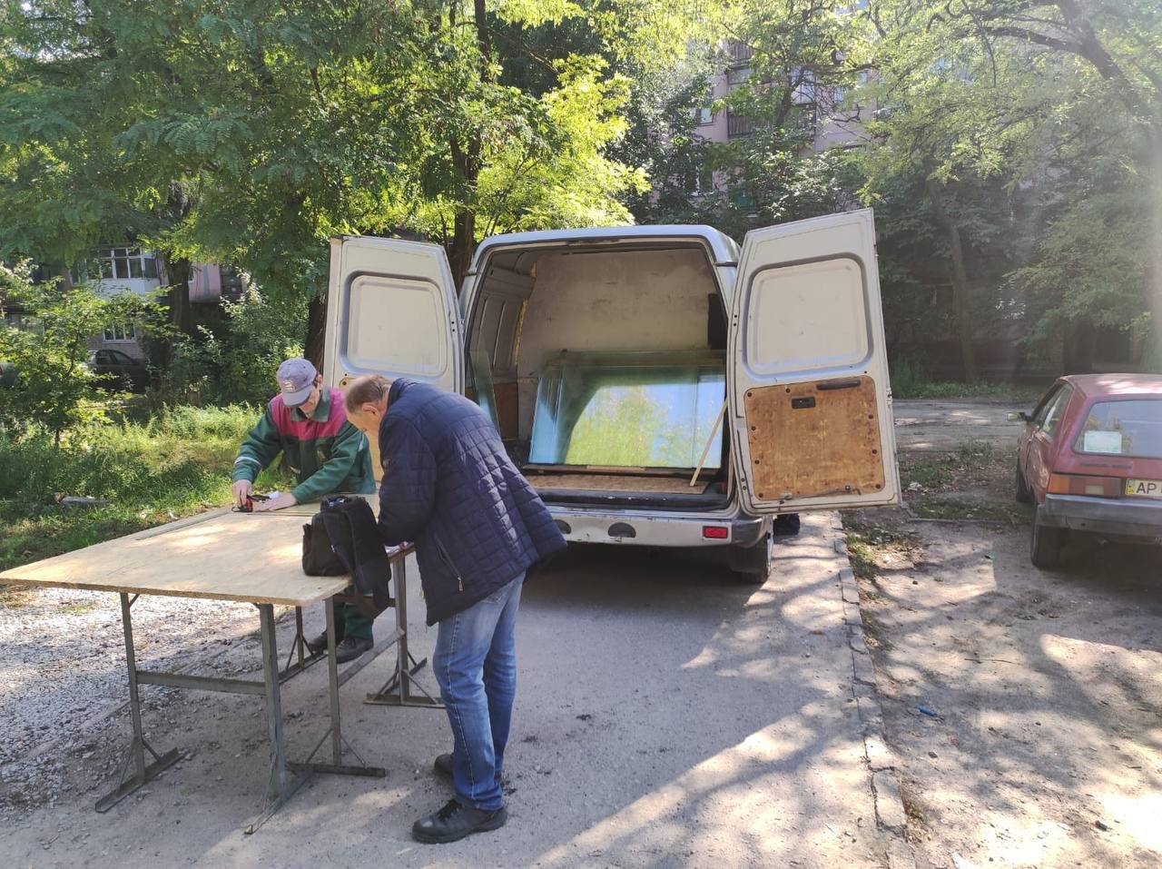 Місцевим жителям, будинки яких пошкоджені видають фанеру