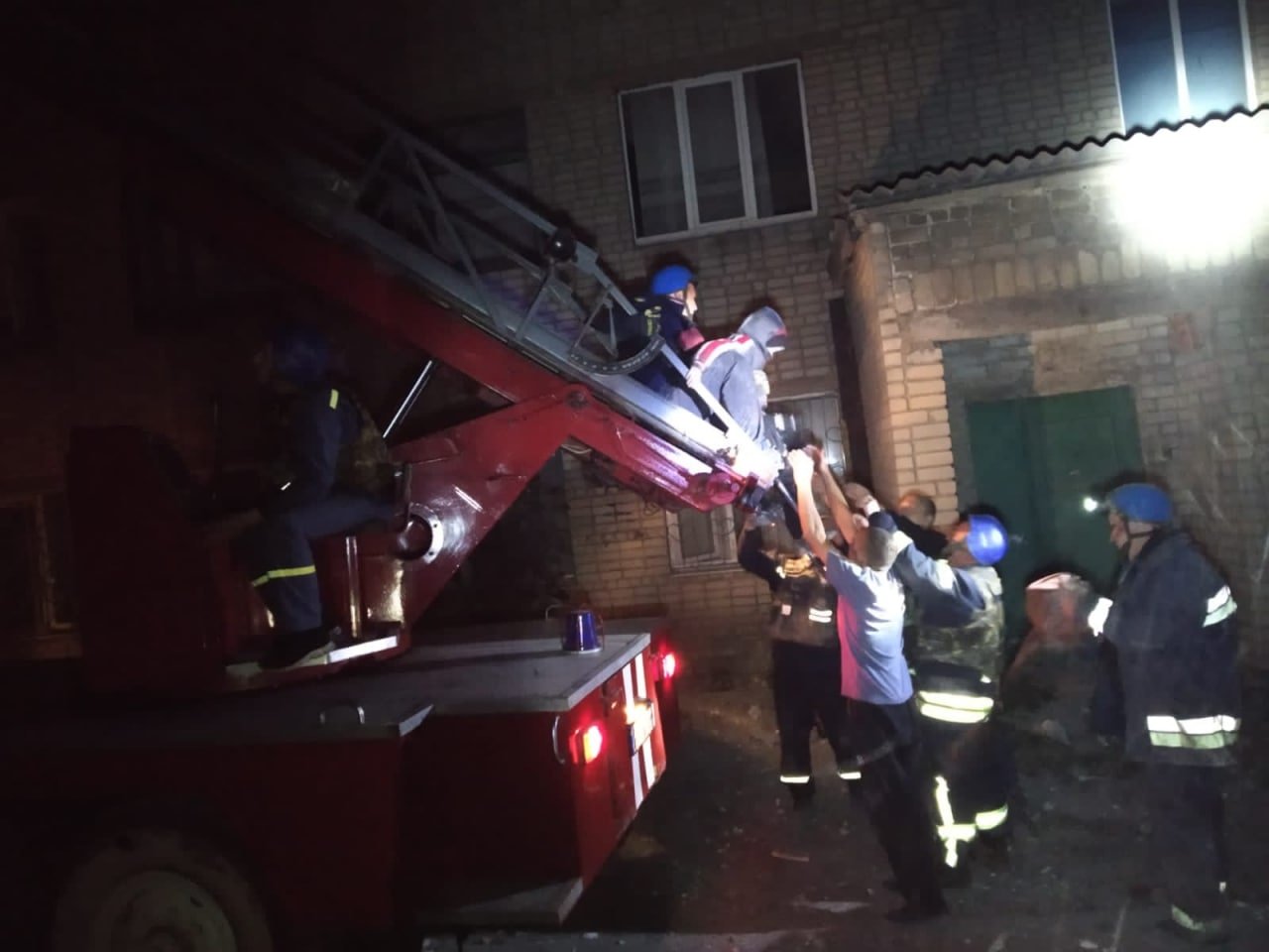 Рятувальні роботи тривали 5 годин