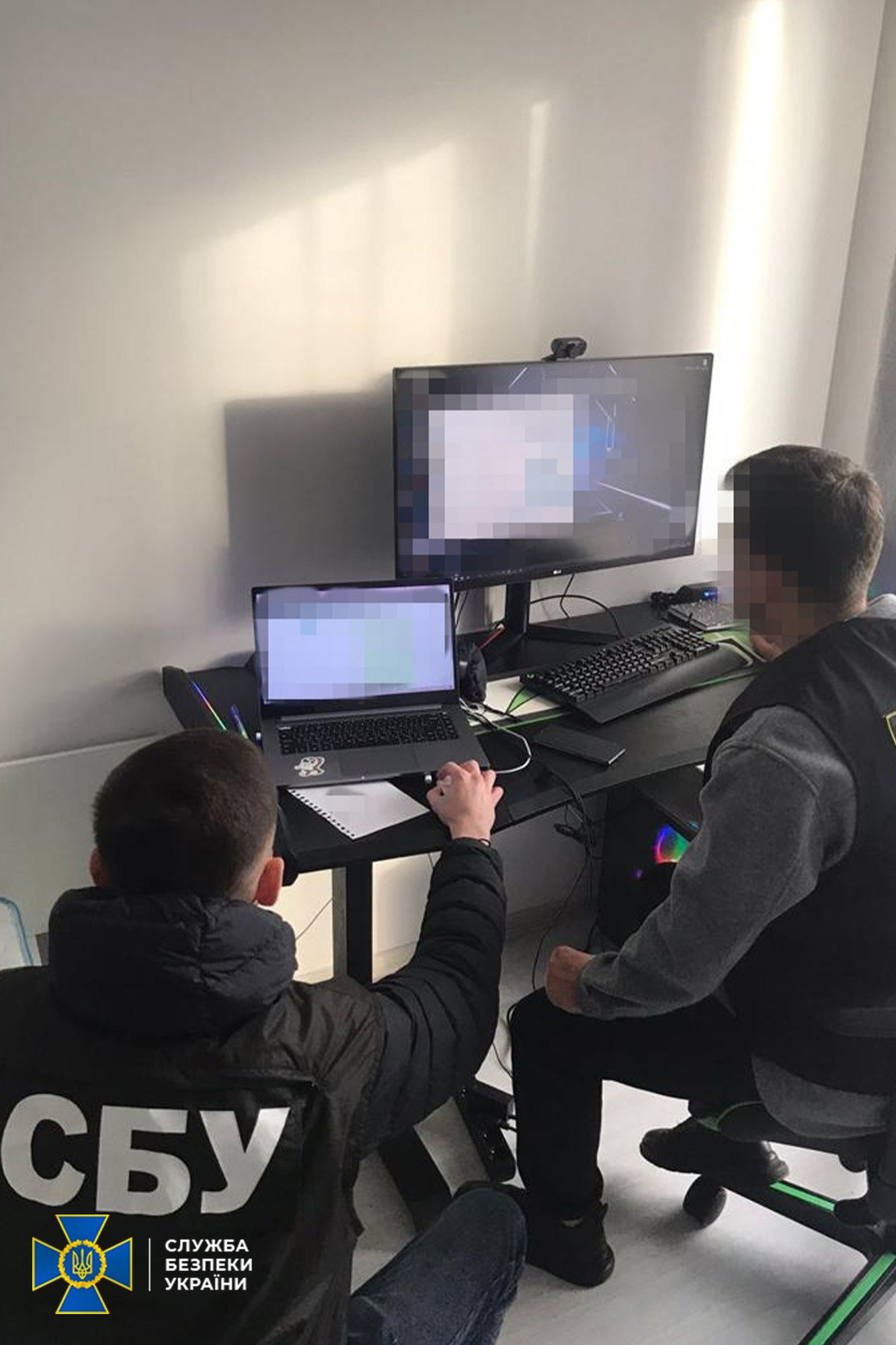 На фото один з хакерів