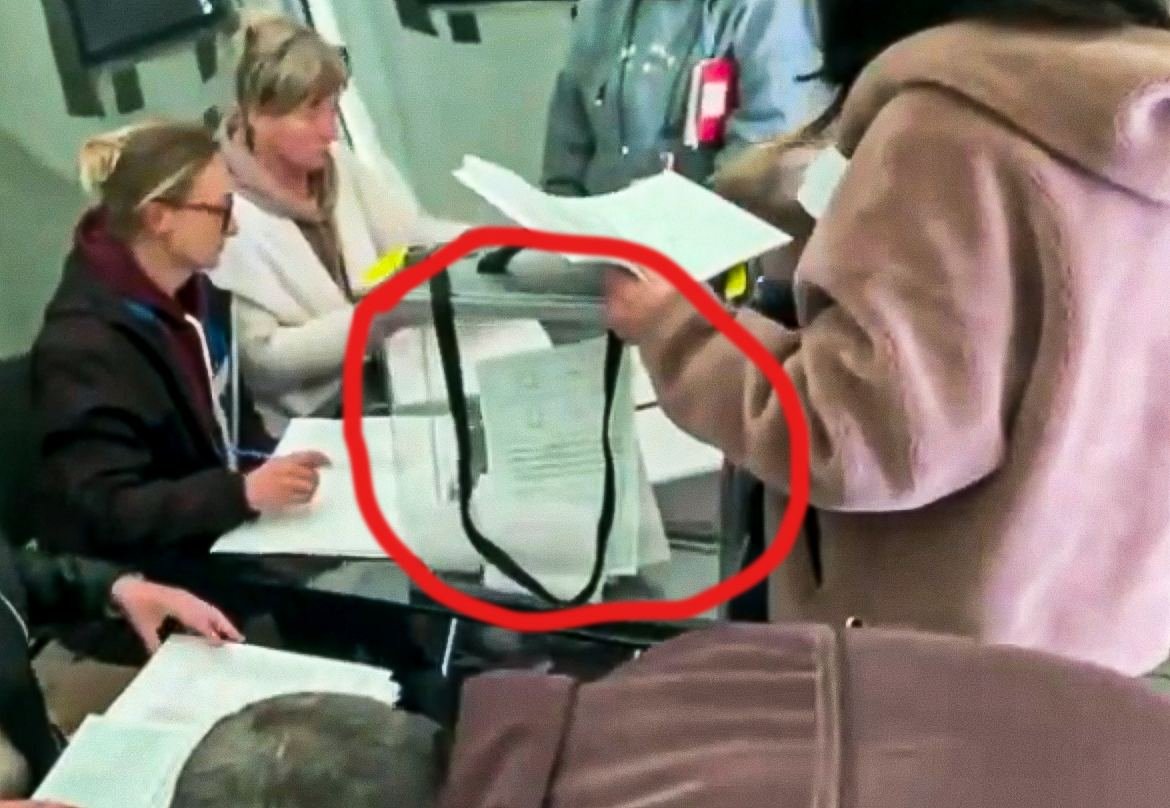 Урни пусті, майже ніхто з жителів не голосує