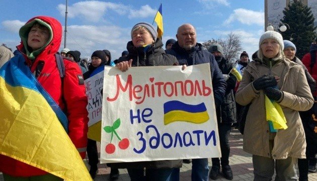 Жителі Мелітополя на антиросійському протесті / фото: РІА Мелітополь