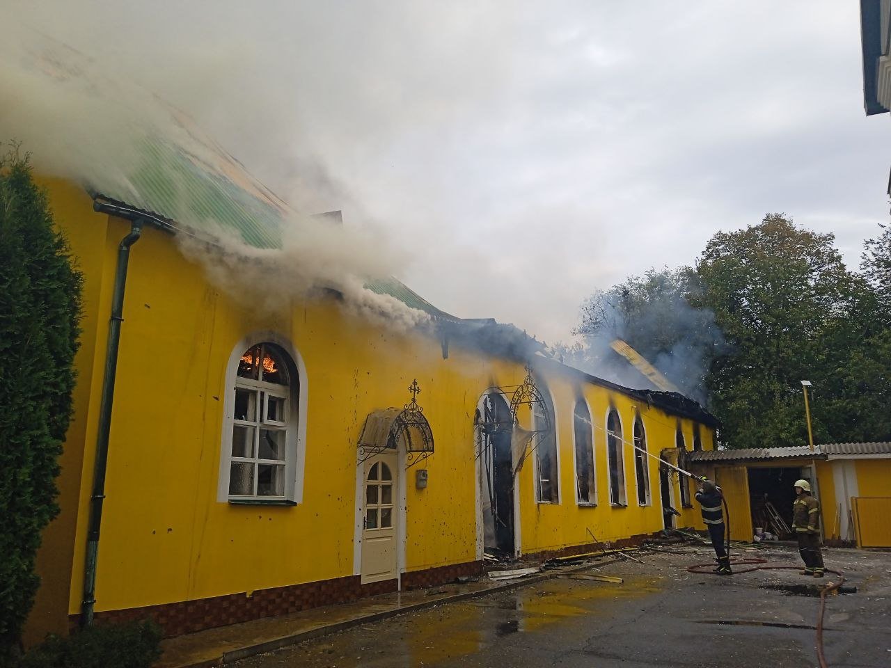 Рятувальники намагаються загасити пожежу