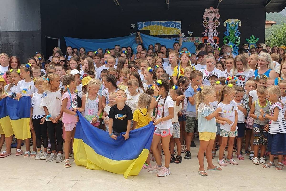 EVA допомагає дітям