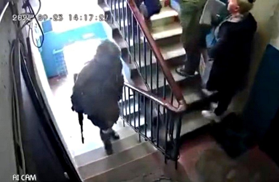 Колаборанти ходили по квартирах в супроводі озброєних військових Колаборанти ходили по квартирах в супроводі озброєних військових